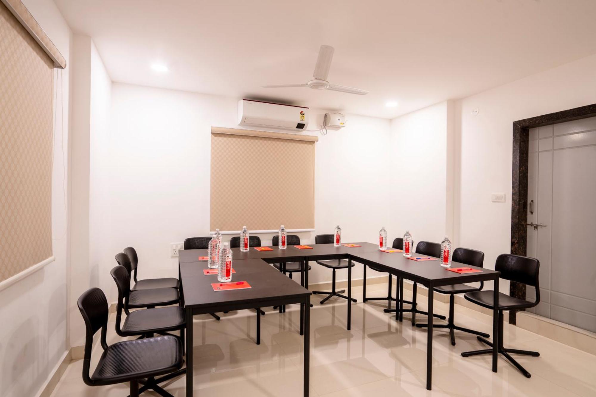Treebo De Alphabet Gachibowli Hotel Hyderabad Ngoại thất bức ảnh